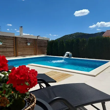 Belitzein With Swimming Pool
