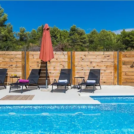 Belitzein With Swimming Pool Šibenik