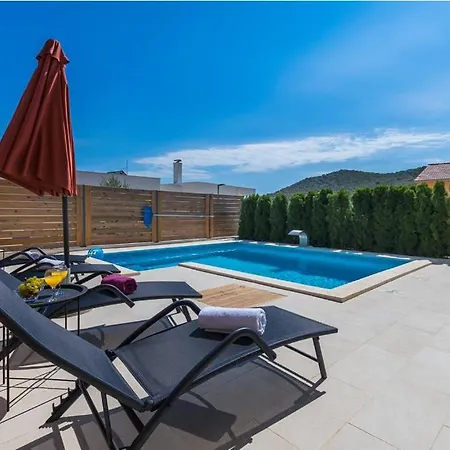 Belitzein With Swimming Pool Villa